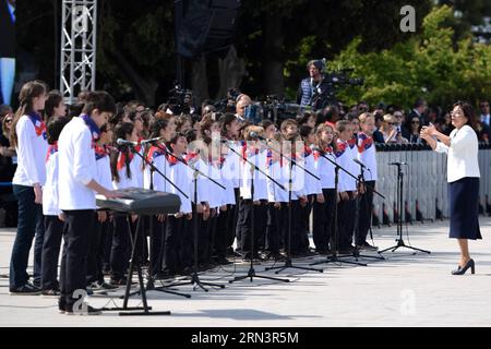 (150424) -- CANAKKALE, 24 avril 2015 -- des membres de la chorale d'enfants se produisent lors d'une cérémonie marquant la bataille historique de Gallipoli à Canakkale, en Turquie, le 24 avril 2015. le président turc Recep Tayyip Erdogan et le prince de Galles britannique Charles Friday se sont joints à plus de 18 000 personnes pour marquer le 100e anniversaire de la bataille de Gallipoli. TURQUIE-CANAKKALE-100e ANNIVERSAIRE DE LA BATAILLE DE GALLIPOLI HexCanling PUBLICATIONxNOTxINxCHN Canakkale avril 24 2015 des membres du Chœur d'enfants S se produisent lors d'une cérémonie marquant la bataille historique de Gallipoli à Canakkale Turquie avril 24 2015 le président turc Recep Banque D'Images