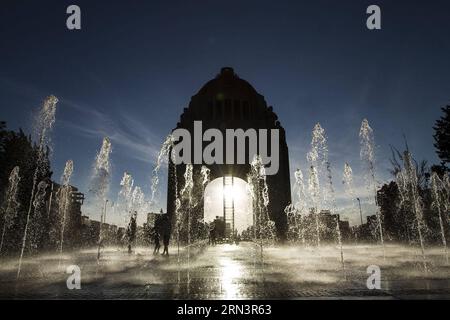 (150424) -- MEXICO, le 24 avril 2015 -- des résidents jouent à une fontaine sur l'esplanade du Monument à la Révolution, à Mexico, capitale du Mexique, le 24 avril 2015. Isaias Hernandez/) (da) MEXIQUE-MEXIQUE VILLE-ENVIRONNEMENT-CLIMAT Notimex PUBLICATIONxNOTxINxCHN Mexico avril 24 2015 résidents jouer À une fontaine sur l'esplanade du Monument à la Révolution à Mexico capitale du Mexique LE 24 2015 avril Isaias Hernandez Mexico Mexico Mexico Mexico CLIMAT environnemental PUBLICATIONxNOTxINxCHN Banque D'Images