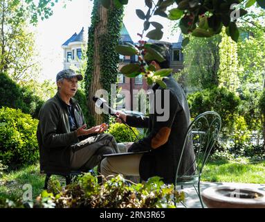 (150424) -- WASHINGTON D.C., 24 avril 2015 -- le photographe animalier chinois Xi Zhinong (L) s'exprime lors d'une interview avec Xinhua à Washington D.C., capitale des États-Unis, le 24 avril 2015. Le nouveau documentaire chinois Mystery Monkeys of Shangri-la a fait ses débuts en Amérique du Nord à New York, marquant le 45e jour de la Terre, et sera diffusé dans PBS le 29 avril, a déclaré le producteur Xi Zhinong à Xinhua dans une interview jeudi. U.S.-WASHINGTON D.C.-DOCUMENTAIRE-XI ZHINONG-INTERVIEW BaoxDandan PUBLICATIONxNOTxINxCHN Washington D C avril 24 2015 China S Wildlife photo Xi l parle À Inter Banque D'Images