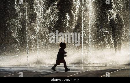 (150424) -- MEXICO, le 24 avril 2015 -- Un garçon joue à une fontaine sur l'esplanade du Monument à la Révolution, à Mexico, capitale du Mexique, le 24 avril 2015. Isaias Hernandez/) (da) MEXICO-MEXICO CITY-ENVIRONMENT-CLIMATE Notimex PUBLICATIONxNOTxINxCHN Mexico 24 2015 avril un garçon JOUE À une fontaine dans l'Esplanade du Monument à la Révolution à Mexico City capitale du Mexique LE 24 2015 avril Isaias Hernandez Mexico Mexico Mexico City Environment CLIMATE PUBLICATIONxNOTxINxCHN Banque D'Images