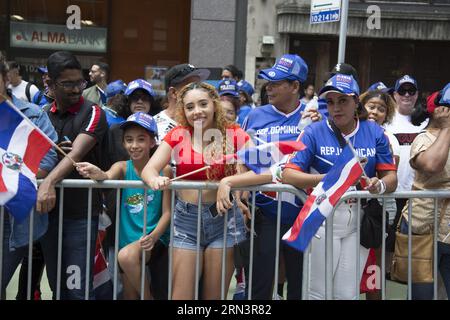 Les Américains dominicains célèbrent lors de la 41e édition annuelle du Dominican Day Parade sur la 6e Avenue à New York en 2023. Banque D'Images