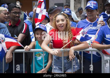 Les Américains dominicains célèbrent lors de la 41e édition annuelle du Dominican Day Parade sur la 6e Avenue à New York en 2023. Banque D'Images