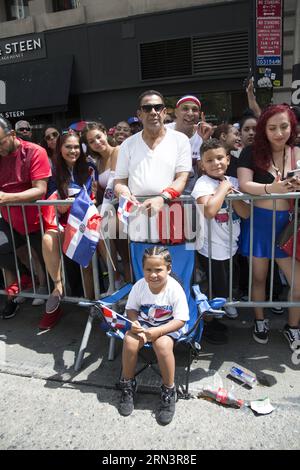 Les Américains dominicains célèbrent lors de la 41e édition annuelle du Dominican Day Parade sur la 6e Avenue à New York en 2023. Banque D'Images