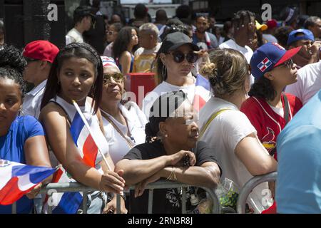 Les Américains dominicains célèbrent lors de la 41e édition annuelle du Dominican Day Parade sur la 6e Avenue à New York en 2023. Banque D'Images