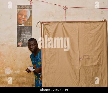 (150425) -- LOME, 25 avril 2015 -- Un homme se prépare à voter dans un bureau de vote de Lomé, Togo, le 25 avril 2015. Les électeurs du Togo ont commencé à voter samedi pour choisir un nouveau président dans la paix et la sérénité. Quelque 3,5 millions d'électeurs éligibles de la nation ouest-africaine décideront entre le président sortant Faure Gnassingbe et quatre challengers dans 8 994 bureaux de vote à l'échelle nationale, qui ont été ouverts à l'heure locale 7:00 heures et devraient fermer à 4:00 heures ) (djj) TOGO-LOME-PRESIDENTIAL VOTE LixJing PUBLICATIONxNOTxINxCHN Lomé avril 25 2015 un homme se prépare à jeter son bulletin de vote Banque D'Images