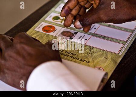 (150425) -- LOME, 25 avril 2015 -- Un membre du personnel d'un bureau de vote prépare les bulletins de vote pour le scrutin présidentiel à Lomé, Togo, le 25 avril 2015. Les électeurs du Togo ont commencé à voter samedi pour choisir un nouveau président dans la paix et la sérénité. Quelque 3,5 millions d'électeurs éligibles de la nation ouest-africaine décideront entre le président sortant Faure Gnassingbe et quatre challengers dans 8 994 bureaux de vote à l'échelle nationale, qui ont été ouverts à l'heure locale 7:00 heures et devraient fermer à 4:00 heures ) (djj) TOGO-LOME-PRESIDENTIAL VOTE LixJing PUBLICATIONxNOTxINxCHN Lomé avril 25 2015 un mémoire du personnel Banque D'Images