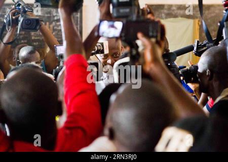 (150425) -- LOME, 25 avril 2015 -- le chef de l'opposition togolaise et candidat de l'Alliance pour le changement national (ANC) Jean-Pierre Fabre (C) s'adresse aux médias après avoir voté dans un bureau de vote de Lomé, Togo, le 25 avril 2015. Les électeurs du Togo ont commencé à voter samedi pour choisir un nouveau président dans la paix et la sérénité. Quelque 3,5 millions d'électeurs éligibles de la nation ouest-africaine décideront entre le président sortant Faure Gnassingbe et quatre challengers dans 8 994 bureaux de vote à l'échelle nationale, qui ont été ouverts à 7:00 heures du matin et devraient fermer à 4:00 heures) (djj) TOGO-L Banque D'Images