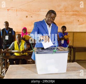 (150425) -- LOME, 25 avril 2015 -- le président sortant du Togo, Faure Gnassingbe, a déposé son bulletin de vote dans un bureau de vote à Lomé, Togo, le 25 avril 2015. Les électeurs du Togo ont commencé à voter samedi pour choisir un nouveau président dans la paix et la sérénité. Quelque 3,5 millions d'électeurs éligibles de la nation ouest-africaine décideront entre le président sortant Faure Gnassingbe et quatre challengers dans 8 994 bureaux de vote à l'échelle nationale, qui ont été ouverts à 7:00 h 4:00 heure locale et devraient fermer à 18 h 00 ) (djj) TOGO-LOME-PRESIDENTIAL VOTE LixJing PUBLICATIONxNOTxINxCHN Lomé avril 25 2015 Togo S inc Banque D'Images