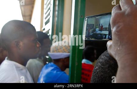 POLITIK Präsidentschaftswahlen au Togo (150425) -- LOME, 25 avril 2015 -- Un Togolais prend un film pour le décompte des voix des élections présidentielles de 2015 au Togo, à Lomé, capitale du Togo, le 25 avril 2015. Environ 3,5 millions de Togolais devaient voter pour le nouveau président samedi. TOGO-LOME-ELECTIONS PRÉSIDENTIELLES-COMPTAGE DES VOTES LixJing PUBLICATIONxNOTxINxCHN politique Elections présidentielles au Togo Lomé avril 25 2015 une moisson au Togo prend un film pour le comptage des votes des élections présidentielles de 2015 au Togo Lomé capitale du Togo avril 25 2015 environ 3 5 millions de Tog Banque D'Images