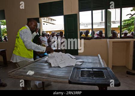 POLITIK Präsidentschaftswahlen au Togo (150425) -- LOME, 25 avril 2015 -- le personnel prépare le décompte des voix des élections présidentielles de 2015 au Togo, à Lomé, capitale du Togo, le 25 avril 2015. Environ 3,5 millions de Togolais devaient voter pour le nouveau président samedi. TOGO-LOME-ELECTIONS PRÉSIDENTIELLES-COMPTAGE DES VOIX LixJing PUBLICATIONxNOTxINxCHN politique Elections présidentielles au Togo Lomé avril 25 2015 le personnel se prépare au comptage des voix des élections présidentielles de 2015 au Togo à Lomé capitale du Togo avril 25 2015 environ 3 5 millions de récoltes togolaises étaient attendues Banque D'Images