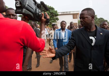 (150425) -- LOME, 25 avril 2015 -- le président sortant du Togo, Faure Gnassingbe (C), quitte un bureau de vote après avoir voté à Lomé, Togo, le 25 avril 2015. Les électeurs du Togo ont commencé à voter samedi pour choisir un nouveau président dans la paix et la sérénité. Quelque 3,5 millions d'électeurs éligibles de la nation ouest-africaine décideront entre le président sortant Faure Gnassingbe et quatre challengers dans 8 994 bureaux de vote à l'échelle nationale, qui ont été ouverts à l'heure locale 7:00 heures et devraient fermer à 4:00 heures) (djj) TOGO-LOME-VOTE PRÉSIDENTIEL LixJing PUBLICATIONxNOTxINxCHN Lomé avril 25 2 Banque D'Images
