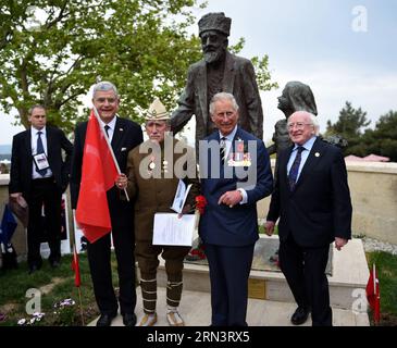 Le président irlandais Michael D. Higgins (1e R), le prince de Galles britannique Charles (2e R), le ministre turc des Affaires européennes Volkan Bozkir (4e R) et un vétéran turc (3e R) posent pour une photo au Mémorial du 57e régiment d'infanterie à Canakkale, Turquie, le 25 avril 2015. Des dirigeants et dignitaires du Royaume-Uni, de l'Irlande, de l'Australie et de la Nouvelle-Zélande se sont joints aux délégués militaires turcs pour assister au service commémoratif turc samedi au Mémorial du 57e régiment d'infanterie, à l'occasion du 100e anniversaire de la bataille de Gallipoli. TURQUIE-CANAKKALE-TURKISH MEMORIAL SERVICE HexCanling PUBLICATIONxNOTxINxCHN Irish Pres Banque D'Images