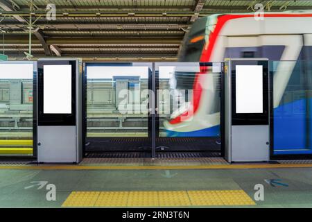 Une maquette de panneau d'affichage blanc se trouve dans une station de métro ou de train, prête à transmettre des publicités convaincantes au public en déplacement. Banque D'Images