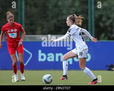 Oud Heverlee, Belgique. 26 août 2023. Ellen Charlier (17) de Woluwe et Valesca Ampoorter (10) de OHL photographiées lors d'un match de football féminin entre Oud Heverlee Leuven et White Star Woluwe lors de la 1e journée de la saison 2023 - 2024 de la Belgian Lotto Womens Super League, le 26 août 2023 à Oud-Heverlee, Belgique. Crédit : Sportpix/Alamy Live News Banque D'Images