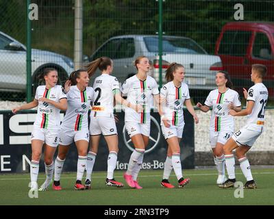 Oud Heverlee, Belgique. 26 août 2023. Les joueuses de l'OHL célèbrent le but de leur équipe lors d'un match de football féminin entre Oud Heverlee Leuven et White Star Woluwe lors de la 1e journée de la saison 2023 - 2024 de la Belgian Lotto Womens Super League, le 26 août 2023 à Oud-Heverlee, Belgique. Crédit : Sportpix/Alamy Live News Banque D'Images