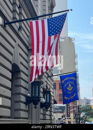 Drapeau au temple maçonnique sur la 24e rue à Manhattan. Banque D'Images