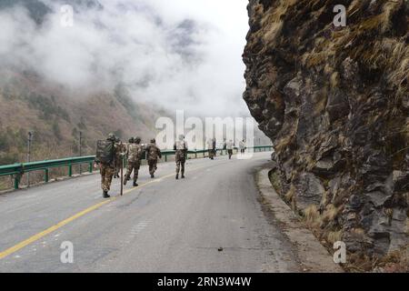 Une équipe de secours de la police de la circulation armée marche vers la ville de Zham dans la ville de Xigaze, dans la région autonome du Tibet du sud-ouest de la Chine, le 27 avril 2015. Un tremblement de terre de magnitude 8,1 a secoué le Népal à 2:11 heures (heure de Pékin) samedi, tuant au moins 3 218 personnes. Le séisme a également fortement touché Gyirong, et le comté voisin de Nyalam dans la ville de Xigaze, adjacent au Népal. )(wjq) CHINE-TIBET-XIGAZE-NÉPAL TREMBLEMENT DE TERRE (CN) ZhangxQuan PUBLICATIONxNOTxINxCHN une équipe de secours de la police de la circulation armée marche vers la ville de Zham dans la ville de Xigaze Sud-Ouest de la Chine Sud Tibet région autonome avril 27 2015 un tremblement de terre de magnitude 8 1 secousses Banque D'Images