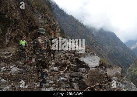 Une équipe de secours de la police de la circulation armée marche vers la ville de Zham dans la ville de Xigaze, dans la région autonome du Tibet du sud-ouest de la Chine, le 27 avril 2015. Un tremblement de terre de magnitude 8,1 a secoué le Népal à 2:11 heures (heure de Pékin) samedi, tuant au moins 3 218 personnes. Le séisme a également fortement touché Gyirong, et le comté voisin de Nyalam dans la ville de Xigaze, adjacent au Népal. )(wjq) CHINE-TIBET-XIGAZE-NÉPAL TREMBLEMENT DE TERRE (CN) ZhangxQuan PUBLICATIONxNOTxINxCHN une équipe de secours de la police de la circulation armée marche vers la ville de Zham dans la ville de Xigaze Sud-Ouest de la Chine Sud Tibet région autonome avril 27 2015 un tremblement de terre de magnitude 8 1 secousses Banque D'Images