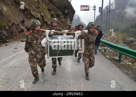 Une équipe de secours de la police de la circulation armée marche vers la ville de Zham dans la ville de Xigaze, dans la région autonome du Tibet du sud-ouest de la Chine, le 27 avril 2015. Un tremblement de terre de magnitude 8,1 a secoué le Népal à 2:11 heures (heure de Pékin) samedi, tuant au moins 3 218 personnes. Le séisme a également fortement touché Gyirong, et le comté voisin de Nyalam dans la ville de Xigaze, adjacent au Népal. )(wjq) CHINE-TIBET-XIGAZE-NÉPAL TREMBLEMENT DE TERRE (CN) ZhangxQuan PUBLICATIONxNOTxINxCHN une équipe de secours de la police de la circulation armée marche vers la ville de Zham dans la ville de Xigaze Sud-Ouest de la Chine Sud Tibet région autonome avril 27 2015 un tremblement de terre de magnitude 8 1 secousses Banque D'Images