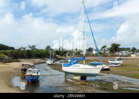 Yachts à marée basse sur Abersoch Beach avec la rivière Soch qui coule vers la mer. Banque D'Images