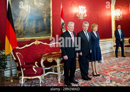 Le président autrichien Heinz Fischer (2e L) et le président allemand Joachim Gauck (1e L) posent pour des photos à Vienne, Autriche, le 27 avril 2015. AUTRICHE-ALLEMAGNE-PRESIDENTS-MEETING QianxYi PUBLICATIONxNOTxINxCHN le Président autrichien Heinz Fischer 2e l et le Président allemand Joachim Gauck 1e l posent pour des photos à Vienne Autriche avril 27 2015 Autriche Allemagne Presidents Meeting PUBLICATIONxNOTxINxCHN Banque D'Images