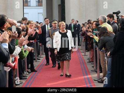 (150427) -- SANTIAGO, le 27 avril 2015 -- image fournie par la présidence chilienne montre la présidente chilienne Michelle Bachelet (C) participant à la cérémonie de promulgation de la loi qui remplace le système des élections binominales au système proportionnel inclusif à Santiago, capitale du Chili, le 27 avril 2015. Alex Ibanez/Présidence chilienne) (rtg) CHILE-SANTIAGO-POLITICS-BACHELET e Chile sxPresidency PUBLICATIONxNOTxINxCHN Santiago avril 27 2015 image fournie par la Présidence chilienne montre la Présidente chilienne Michelle Bachelet C participant à la cérémonie de promulgation de la Loi Thatcher remplace la Banque D'Images