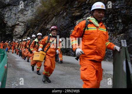 XIGAZE, le 27 avril 2015 -- les premiers membres de l'équipe de sauvetage se sont rendus à Zham Town, dans le comté de Nyalam, dans la région autonome du Tibet du sud-ouest de la Chine, le 27 avril 2015. Lundi, les sauveteurs se sont frayés un chemin à travers une autoroute de 37 km reliant le comté de Nyalam à Zham à la frontière du Népal, qui a été bloquée par de multiples glissements de terrain suite au tremblement de terre de samedi, et est arrivée à Zham gravement endommagé tard dans la nuit.) (wf) CHINA-TIBET-XIGAZE-EARTHQUAKE (CN) Chogo PUBLICATIONxNOTxINxCHN Xigaze avril 27 2015 les membres de la première équipe de sauvetage se rendent à Zham Town dans le comté de Nyalam Sud-Ouest de la Chine Sud région autonome du Tibet avril 27 2015 Re Banque D'Images