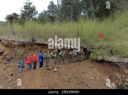 XIGAZE, le 27 avril 2015 -- les sauveteurs se rendent au port terrestre de Gyirong pour sauver les personnes piégées, dans la ville de Gyirong de Xigaze, dans la région autonome du Tibet du sud-ouest de la Chine, le 27 avril 2015. Une équipe armée de la police de la circulation utilisait des machines de génie pour réparer la route reliant la ville de Gyirong et le port terrestre de Gyirong, qui a été bloquée par de multiples glissements de terrain, tandis que 60 membres de l'équipe ont choisi de marcher pour secourir les habitants piégés touchés par le tremblement de terre de samedi au Népal.) (mt) CHINA-TIBET-XIGAZE-EARTHQUAKE (CN) LiuxDongjun PUBLICATIONxNOTxINxCHN Xigaze avril 27 2015 tête de sauvetage pour le pays Gyirong P Banque D'Images