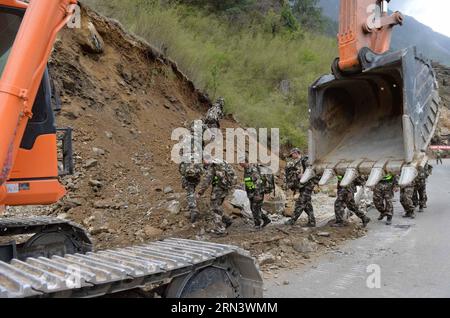 XIGAZE, le 27 avril 2015 -- les sauveteurs se rendent au port terrestre de Gyirong pour sauver les personnes piégées, dans la ville de Gyirong de Xigaze, dans la région autonome du Tibet du sud-ouest de la Chine, le 27 avril 2015. Une équipe armée de la police de la circulation utilisait des machines de génie pour réparer la route reliant la ville de Gyirong et le port terrestre de Gyirong, qui a été bloquée par de multiples glissements de terrain, tandis que 60 membres de l'équipe ont choisi de marcher pour secourir les habitants piégés touchés par le tremblement de terre de samedi au Népal.) (mt) CHINA-TIBET-XIGAZE-EARTHQUAKE (CN) LiuxDongjun PUBLICATIONxNOTxINxCHN Xigaze avril 27 2015 tête de sauvetage pour le pays Gyirong P Banque D'Images