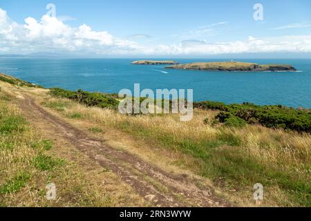 Marcher le chemin de la côte du pays de Galles près d'Abersoch avec les îles St Tudwall's Island West et St Tudwal Island East en arrière-plan Banque D'Images