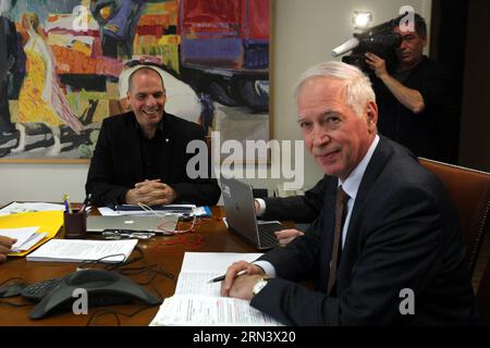 (150428) -- ATHÈNES, le 28 avril 2015 -- le ministre grec des Finances Yanis Varoufakis (à gauche) rencontre la délégation du ministère suisse des Finances, dirigée par le secrétaire d'État aux affaires financières internationales Jacques de Watteville (à droite), à Athènes, le 28 avril 2015. Conformément à la précédente réunion pertinente du 26 mars, la question de cette réunion est le renforcement de la coopération entre les autorités fiscales grecques et suisses pour lutter contre l'évasion fiscale. GRÈCE-ATHÈNES-SUISSE-RÉUNION DES MINISTRES DES FINANCES MariosxLolos PUBLICATIONxNOTxINxCHN Athènes avril 28 2015 les ministres des Finances grecs YANIS Varoufakis l rencontre avec les Finances suisses min Banque D'Images