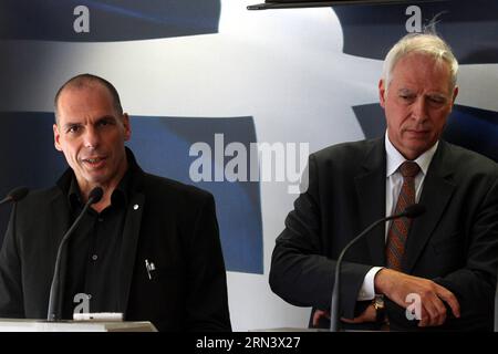 (150428) -- ATHÈNES, le 28 avril 2015 -- le ministre grec des Finances Yanis Varoufakis (à gauche) rencontre la délégation du ministère suisse des Finances, dirigée par le secrétaire d'État aux affaires financières internationales Jacques de Watteville (à droite), à Athènes, le 28 avril 2015. Conformément à la précédente réunion pertinente du 26 mars, la question de cette réunion est le renforcement de la coopération entre les autorités fiscales grecques et suisses pour lutter contre l'évasion fiscale. GRÈCE-ATHÈNES-SUISSE-RÉUNION DES MINISTRES DES FINANCES MariosxLolos PUBLICATIONxNOTxINxCHN Athènes avril 28 2015 les ministres des Finances grecs YANIS Varoufakis l rencontre avec les Finances suisses min Banque D'Images