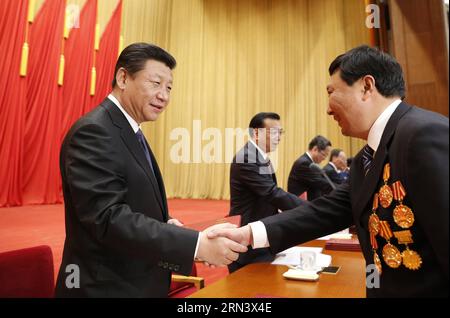 (150428) -- PÉKIN, le 28 avril 2015 -- le président chinois Xi Jinping, le premier ministre Li Keqiang et d'autres hauts dirigeants délivrent des certificats d'honneur aux travailleurs du modèle national lors d'une cérémonie de remise des prix, qui s'est tenue avant la Journée des travailleurs le 1 mai, à Beijing, capitale de la Chine, le 28 avril 2015.) (Yxb) CHINA-BEIJING-TOP LEADERS-MODEL WORKERS-AWARD CEREMONY(CN) JuxPeng PUBLICATIONxNOTxINxCHN Beijing avril 28 2015 le président chinois Xi Jinping Premier a quitté Keqiang et d'autres hauts dirigeants délivrent des certificats D'HONNEUR aux travailleurs modèles nationaux au cours de la cérémonie de remise des prix que Hero avant la Journée S des travailleurs Banque D'Images