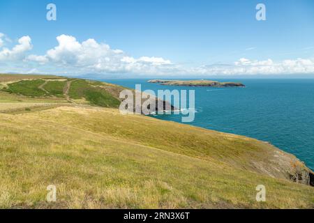 Marcher le chemin de la côte du pays de Galles près d'Abersoch avec les îles St Tudwall's Island West et St Tudwal Island East en arrière-plan Banque D'Images