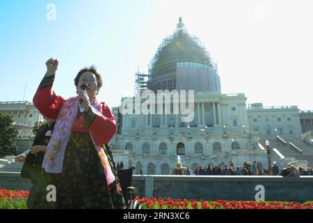 (150428) -- WASHINGTON D.C., 28 avril 2015 -- Yong Soo Lee, une victime sud-coréenne de 87 ans qui a survécu à la Seconde Guerre mondiale, prend la parole lors d'une manifestation devant Capitol Hill alors que le Premier ministre japonais Shinzo Abe rend visite à la Maison Blanche à Washington D.C., capitale des États-Unis, le 28 avril 2015. Près de 200 personnes brandissaient des pancartes et criaient des slogans pour protester contre la façon dont Abe traitait les questions d histoire, exigeant du leader japonais qu il présente ici mardi des excuses sans équivoque pour les crimes commis en temps de guerre dans son pays. ) U.S.-WASHINGTON D.C.-JAPON-ABE-PROTEST BaoxDandan PUBLICATIONxNOTxINxCHN lavage Banque D'Images