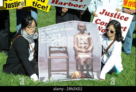 (150428) -- WASHINGTON D.C., 28 avril 2015 -- des manifestants brandissent des pancartes devant Capitole alors que le Premier ministre japonais Shinzo Abe effectue une visite à la Maison Blanche à Washington D.C., capitale des États-Unis, le 28 avril 2015. Près de 200 personnes brandissaient des pancartes et criaient des slogans pour protester contre la façon dont Abe traitait les questions d histoire, exigeant du leader japonais qu il présente ici mardi des excuses sans équivoque pour les crimes commis en temps de guerre dans son pays. ) États-Unis-WASHINGTON D.C.-JAPON-ABE-PROTEST BaoxDandan PUBLICATIONxNOTxINxCHN Washington D C avril 28 2015 les manifestants tiennent des pancartes devant Capitole comme Japanes Banque D'Images