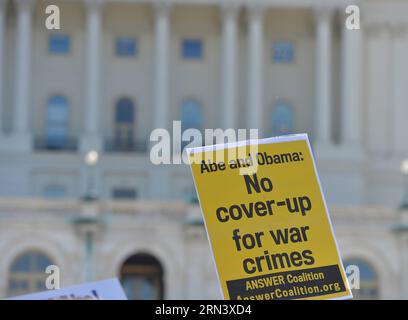 (150428) -- WASHINGTON D.C., 28 avril 2015 -- Un manifestant tient une pancarte devant Capitole alors que le Premier ministre japonais Shinzo Abe effectue une visite à la Maison Blanche à Washington D.C., capitale des États-Unis, le 28 avril 2015. Près de 200 personnes brandissaient des pancartes et criaient des slogans pour protester contre la façon dont Abe traitait les questions d histoire, exigeant du leader japonais qu il présente ici mardi des excuses sans équivoque pour les crimes commis en temps de guerre dans son pays. ) États-Unis-WASHINGTON D.C.-JAPON-ABE-PROTEST BaoxDandan PUBLICATIONxNOTxINxCHN Washington D C avril 28 2015 un manifestant tient une pancarte devant Capitole AS Banque D'Images