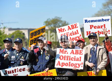 (150428) -- WASHINGTON D.C., 28 avril 2015 -- des dizaines de manifestants crient des slogans devant Capitol Hill alors que le Premier ministre japonais Shinzo Abe effectue une visite à la Maison Blanche à Washington D.C., capitale des États-Unis, le 28 avril 2015. Près de 200 personnes brandissaient des pancartes et criaient des slogans pour protester contre la façon dont Abe traitait les questions d histoire, exigeant du leader japonais qu il présente ici mardi des excuses sans équivoque pour les crimes commis en temps de guerre dans son pays. ) États-Unis-WASHINGTON D.C.-JAPON-ABE-MANIFESTATION BaoxDandan PUBLICATIONxNOTxINxCHN Washington D C avril 28 2015 des dizaines de manifestants crient des slogans au Front Banque D'Images