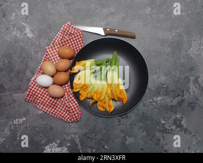 fleurs de courgettes fraîches prêtes à être frites, cuisine italienne typique Banque D'Images