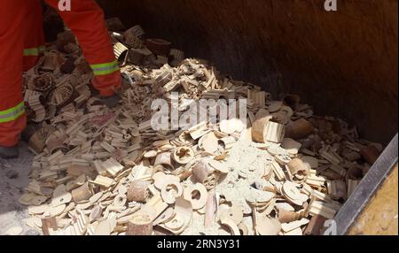 (150429) -- DUBAÏ, 29 avril 2015 -- une photo prise le 29 avril 2015 montre des ivoires saisis après destruction dans le district d'Al Qusais, Dubaï, Émirats arabes Unis. Le ministère de l'Environnement et de l'eau des Émirats arabes Unis (eau) a détruit mercredi plus de 10 tonnes d'ivoire brut et artisanal lors d'une cérémonie organisée par les médias dans le district d'Al Qusais. Émirats arabes Unis Émirats arabes Unis Émirats arabes 29 2015 Unis Émirats arabes Unis Émirats arabes Unis Émirats arabes Unis Émirats arabes Unis Émirats arabes Unis Émirats arabes Unis Émirats arabes Unis Émirats arabes Unis Émirats arabes Unis eau Minist 29 2015 Banque D'Images