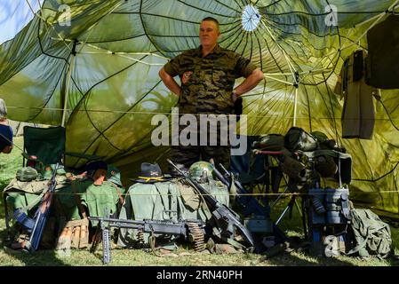 (150501) -- PRETORIA, le 1 mai 2015 -- Un vendeur se tient à son stand sur la foire militaire au monument Voortrekker à Pretoria, en Afrique du Sud, le 1 mai 2015. La foire militaire annuelle a eu lieu ici vendredi. Les fans militaires pourraient se rassembler ici pour communiquer, visiter du matériel militaire et échanger des biens militaires et connexes. AFRIQUE DU SUD-PRETORIA-MILITARY FAIR ZhaixJianlan PUBLICATIONxNOTxINxCHN Pretoria Mai 1 2015 un vendeur se tient À son stand SUR la Foire militaire AU Monument Voortrekker à Pretoria Afrique du Sud LE 1 2015 mai la Foire militaire annuelle ce héros ici vendredi supporters militaires cou Banque D'Images