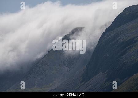 Cadair Idris et les terres agricoles environnantes vues de Pared y Cefn-hir, Llynnau Creggenen, Dolgellau, pays de Galles Banque D'Images