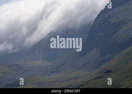 Cadair Idris et les terres agricoles environnantes vues de Pared y Cefn-hir, Llynnau Creggenen, Dolgellau, pays de Galles Banque D'Images