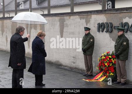 (150503) -- DACHAU, 3 mai 2015 -- la chancelière allemande Angela Merkel (2e L) dépose une gerbe lors d'une cérémonie au mémorial du camp de concentration de Dachau à Dachau, en Allemagne, le 3 mai 2015. La chancelière allemande Angela Merkel a prononcé dimanche un discours marquant le 70e anniversaire de la libération du camp de concentration de Dachau, devenant ainsi la première chancelière en exercice à prendre la parole ici. ALLEMAGNE-DACHAU-CAMP DE CONCENTRATION-ANNIVERSAIRE DE LA LIBÉRATION-SongxGuocheng PUBLICATIONxNOTxINxCHN Dachau Mai 3 2015 la chancelière allemande Angela Merkel 2nd l dépose une couronne lors d'une cérémonie AU Mémorial dans le Da Banque D'Images