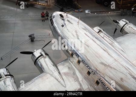 CHANTILLY, Virginie, États-Unis — l'avion « Silver Cloud », un élément important de l'histoire de l'aviation, est exposé au Udvar-Hazy Center, présentant son design élégant et son ingénierie aux visiteurs du musée. Banque D'Images