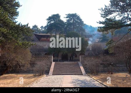 (150505) -- TAIYUAN, 5 mai 2015 -- une photo prise le 8 avril 2015 montre la salle principale est du temple Foguang, nichée dans le mont Wutai, une montagne bouddhiste sacrée dans la province du Shanxi du nord de la Chine. La salle principale est du temple Foguang, une structure construite en 857 pendant la dynastie Tang (618-917), est l'un des plus anciens bâtiments en bois en Chine. (wf) CHINA-SHANXI-ANCIENT BUILDING-FOGUANG TEMPLE (CN) FanxMinda PUBLICATIONxNOTxINxCHN Taiyuan Mai 5 2015 photo prise LE 8 2015 avril montre la salle principale est du Temple niché dans le mont Wutai une montagne bouddhiste sacrée dans le nord de la Chine S Shanxi Provinc Banque D'Images