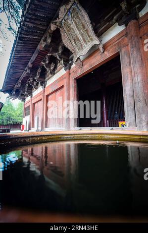 (150505) -- TAIYUAN, 5 mai 2015 -- une photo prise le 1 mai 2015 montre la salle principale est du temple Foguang, nichée dans le mont Wutai, une montagne bouddhiste sacrée dans la province du Shanxi du nord de la Chine. La salle principale est du temple Foguang, une structure construite en 857 pendant la dynastie Tang (618-917), est l'un des plus anciens bâtiments en bois en Chine. (wf) CHINA-SHANXI-ANCIENT BUILDING-FOGUANG TEMPLE (CN) FanxMinda PUBLICATIONxNOTxINxCHN Taiyuan Mai 5 2015 photo prise LE 1 2015 mai montre la salle principale est du temple niché dans le mont Wutai une montagne bouddhiste sacrée dans le nord de la Chine S Shanxi province Th Banque D'Images