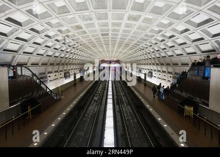 Station de métro Platform Washington DC // DSC-RX100M5 | longueur focale (équivalent 35 mm) : 24 mm | vitesse d'obturation : ¹⁄₃₀ sec | ouverture : ƒ / 4,0 | ISO 2500 | biais d'exposition : 0 eV Banque D'Images