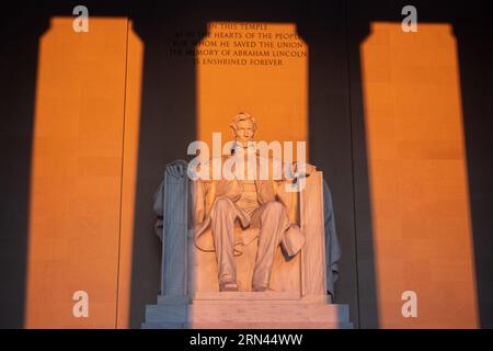 WASHINGTON DC, États-Unis — le Lincoln Memorial, dédié à Abraham Lincoln, le 16e président des États-Unis, est un monument emblématique du National Mall. Il symbolise l'engagement de la nation en faveur de l'unité et de l'égalité, avec la figure de Lincoln présidant le Reflecting Pool et les inscriptions de ses célèbres discours gravés dans ses murs. Banque D'Images