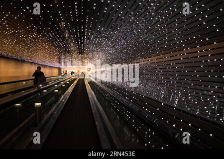 Installation lumineuse Multiverse de la National Gallery of Art Washington D.C. // WASHINGTON D.C. (États-Unis) — L'installation lumineuse Multiverse de l'artiste Leo Villareal illumine la passerelle mobile entre les bâtiments est et Ouest de la National Gallery of Art. Cette œuvre d'art immersive présente des milliers de lumières LED créant des motifs dynamiques, offrant aux visiteurs un voyage fascinant à travers un tunnel de lumière en constante évolution. Banque D'Images